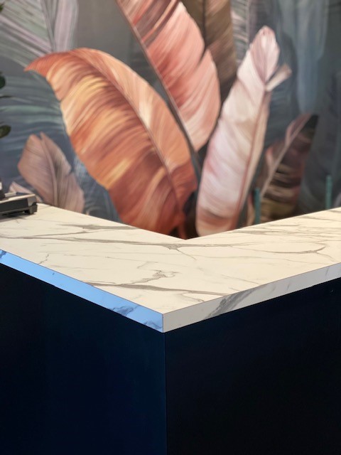 Close-up van de marmeren balie en de bladerenwand