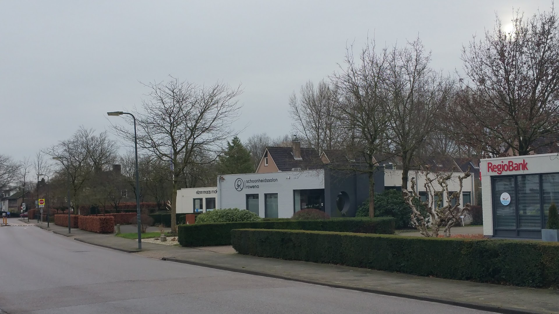 De salon gezien vanaf de straat