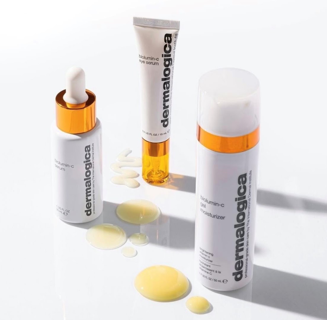 Serums en een moisturizer met druppels olie